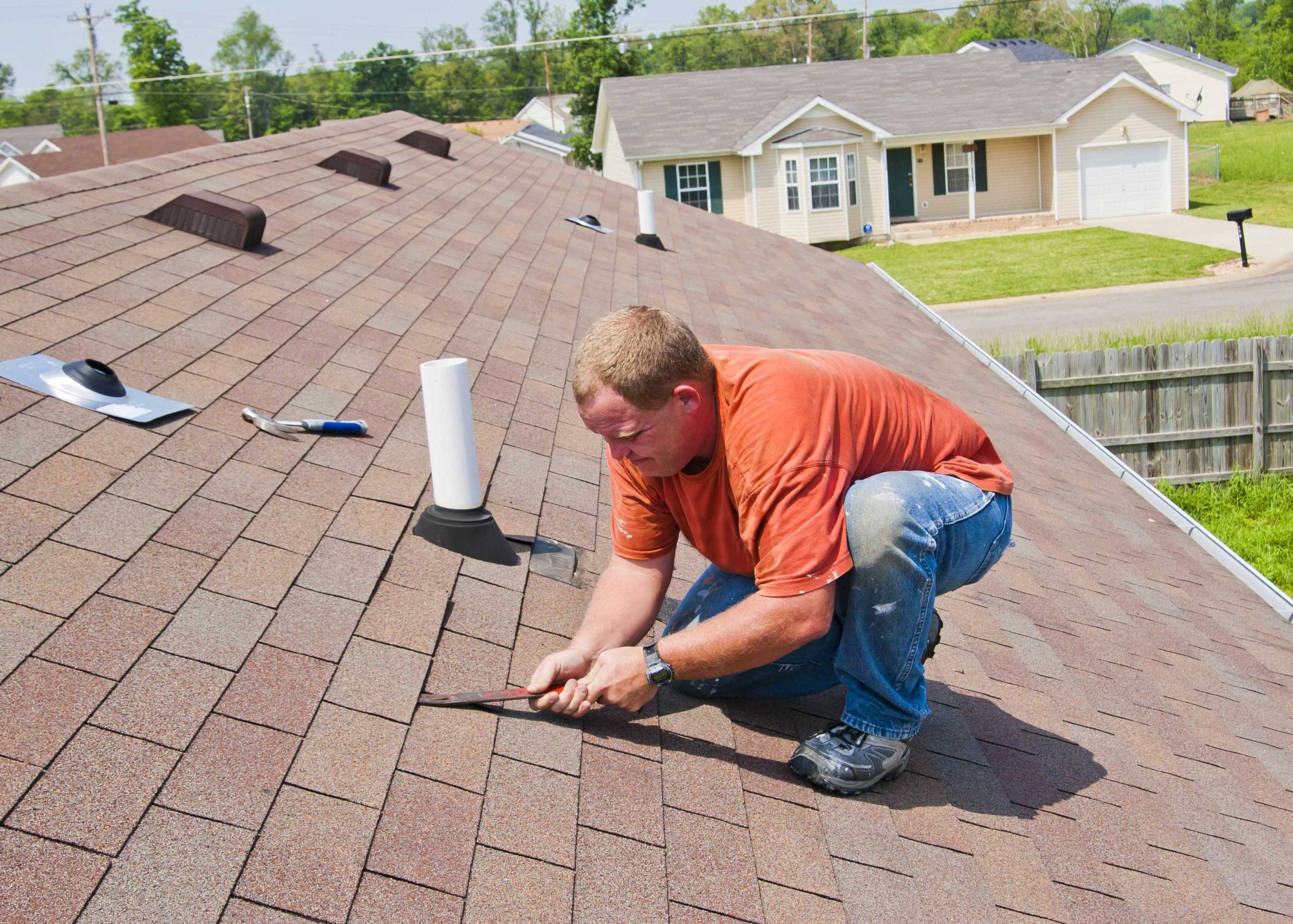 Roof maintenance contractor makes sure shingles are secure on Hot Springs, Arkansas home
